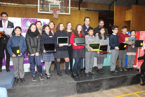 Ministerio de Educación y Alcalde René de la Vega realizan entrega de computadores del programa 
