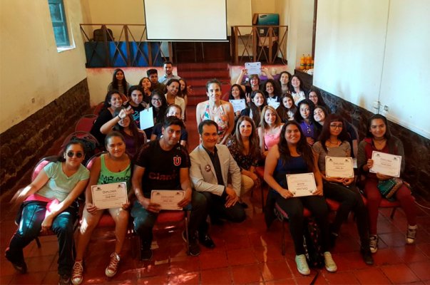 Alcalde René de la Vega distingue a estudiantes destacados de la comuna