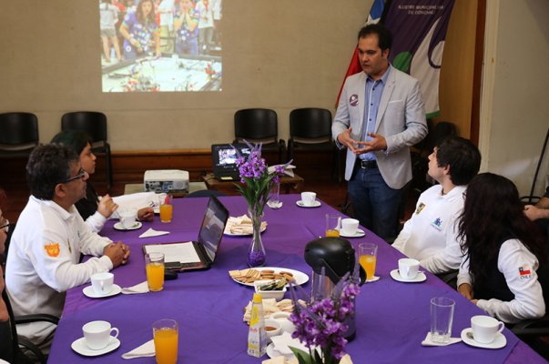 Alcalde René de la Vega compartió desayuno con estudiantes destacados en robótica de nuestra comuna